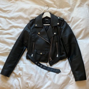 Skinnjacka - Jacka i konstläder från Pull & Bear i storlek M, men är liten i storlek så funkar som S! Köpt för 400kr. Använd 1 gång.