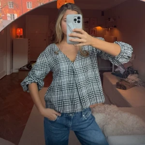 Blus - Säljer denna sååå fina blus🎀🤭🤭🍂🍁😊🫶🏼