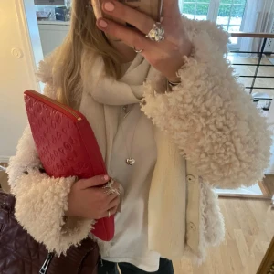 Vit teddyjacka - Mysig vit teddyjacka perfekt för kyliga dagar. Jackan har en fluffig textur och stängs med knappar. Den är varm, vilket gör den perfekt  för höst och vinter. 🥰 