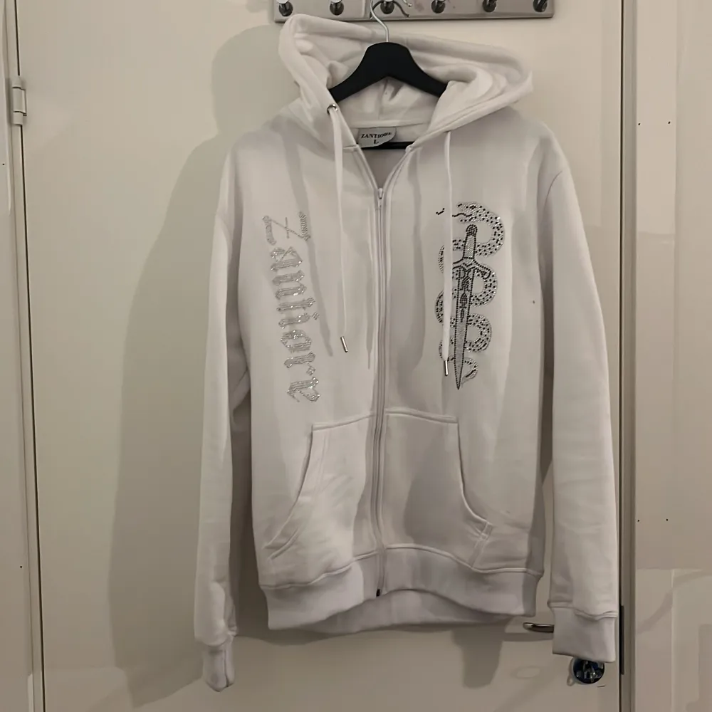 Vit rhinestone hoodie av märket zantiore. I bra skick nästan aldrig använd👐. Hoodies.