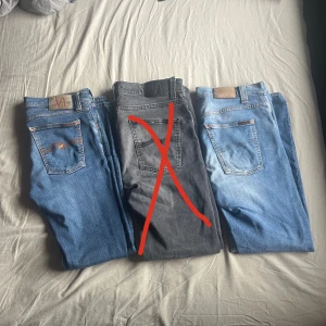 Nudie Jeans - Säljer mina 3 par Nudie Jeans då de sällan kommer till användning. Alla tre par är i väldigt bra skick och det förkommer inte några defekter, Grå jeans= SÅLDA! Blå jeans= stl 30/32, Ljusblå jeans=stl 30/30! Styckpris 400kr, paketpris 700kr Om du har frågor så är det bara att skriva i dm!😁