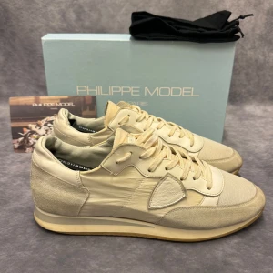 PHILIPPE MODEL TRPZ - - Philippemodel TRPZ - Skick: 9/10 - Tillbehör: Allt medföljer ( box, dustbag, kort) - Storlek 43, passar mer 44 - Nypris ca 3700kr // Deluxecloset