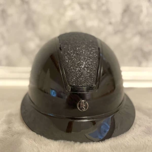 Ridhjälm hansbo sport  - Hansbo sport hjälm med mips och solskärm, sitter bra och går att reglera passformen. 