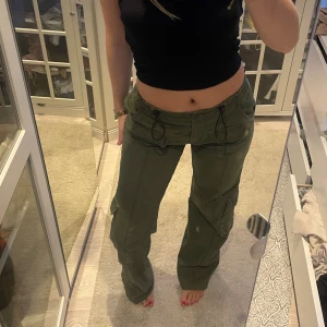 Gröna cargobyxor - Gröna Cargobyxor från Brandy Melville❤️ Används ej! Passar storlek XS/S🥰
