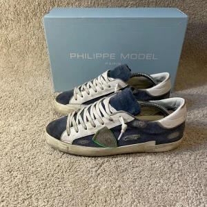 Philippemodel Skor - Blå/vita Philippemodel skor, storlek 40 men passar bra på 41. Box & skopåse medföljer.