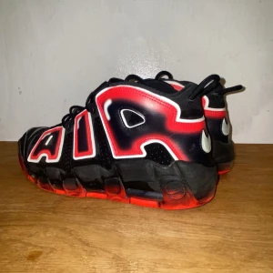 AIR MORE UPTEMPO ’96 - Jag säljer dessa uptempos då dom bara ligger och skräpar i garderoben här hemma. Dom är inte så jätte använda men fortfarande inte så där jätte nya. Jag har tyvärr ingen box och kvitto på dem i och med att jag köpte de för för ett bra tag sen. 