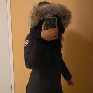 Canada Goose ”Shelburne Parka” - Canada Goose i modellen ”Shelburne Parka” storlek XXS, stor i storleken så passar mig som är en XS-S. Fint skick med alla lappar och kvitto kvar. Köpt på Miinto för 10.119kr