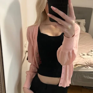 Rosa kofta från Freequent - Säljer en söt rosa kofta från Freequent i storlek XS. Den har långa ärmar och knappar framtill. Materialet är mjukt och bekvämt💕