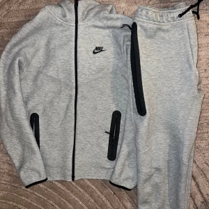 Nike Tech set  - Nike tech. Andvänt fåtal gånger, mycket stilren och bekväm. Storlek S i tröja och M i byxor Pris kan diskuteras 