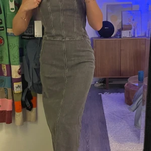 Denim klänning - En snygg denim klänning från NAKD. Helt ny, prislapp är kvar. Storlek XS. Mjuk och stretchig. Nypris 799kr