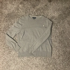 Ralph lauren tröja - Hej, har denna Ralph lauren tröja som jag tröttnat på, köpt på kids brands store och är i väldigt bra skick. Storleken är XL i barn vilket motsvarar S i vanlig storlek. Säljer den för 500, nypriset är 1200. Skriv vid funderingar, MvH Saimon. 