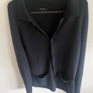 Cardigan - Säljer min knappt använda Massimodutti cardigan i storlek M färg navy
