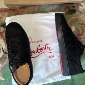 Christian louboutin skor  - Säljer ett par Louboutin skor använde 3-5 gånger endast högra ringen e borta men kan följas med om ni kan fixa det, box följs med kan gå ner i pris via snabb affär!
