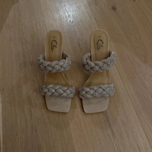 Klackar - Snygga men kommer inte till anvädning tyvärr!  Köpta förra sommaren💕