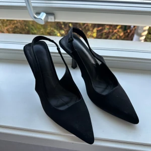 Klackskor - Säljer dessa klackskor från shein i storlek 36. Dem är helt oanvända med plasten kvar. Köparen står för frakten🤍