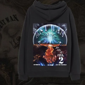 antwan merch tele 2 - Säljer min splitternya antwan hoodie från hans senaste konsert. Nytt skick, storlek S, men passar även extra smal och medium. jätteskönt material med snören fram!💕