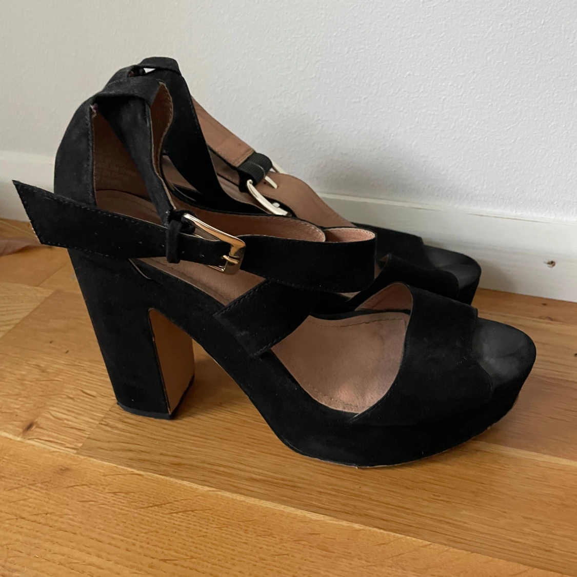 Svarta klackskor med remmar - 90
