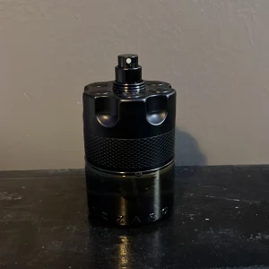 Azzaro the most wanted e d t intense - Säljer en Azzaro the most wanted e d t intensemed en cool, industriell design. Flaskan har en texturerad yta i mitten och en blank finish nedtill. Perfekt för den som gillar en modern och maskulin look. Passar bra som present eller för egen användning. Det är cirka 50% kvar. 