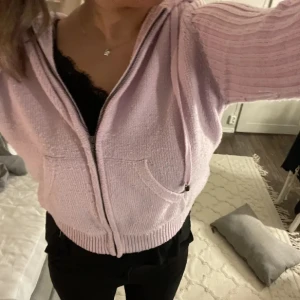 Rosa stickad kofta! - Säljer en rosa stickad kofta från M&S collection, i storlek M. Köpte den här på Plick men säljer pga att den inte kommit till användning och är för stor för mig. Den är dock jätte snygg o bekväm! Nypris: runt 700kr.💗