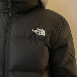 Svart dunjacka från The North Face - Säljer en svart dunjacka från The North Face. Jackan håller värmen för alla kommande vinterdagar. Köpt för ca 3 år sedan men mest använd när snön kommer. Bra skick, finns däremot ett litet ”jack” ca 1,5 cm brett vid kragen. Ingenting man tänker på. Nypris: 2 500kr. Pris går att diskutera vid en snabb affär. 