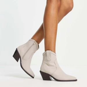 Ankelboots i cowboystil - Ankelboots i cowboystil beige/grå från ASOS, Stl 37. Nypris 539kr. Använda en gång se slitage på insidan sista bilden.  Klackhöjd 6,5cm
