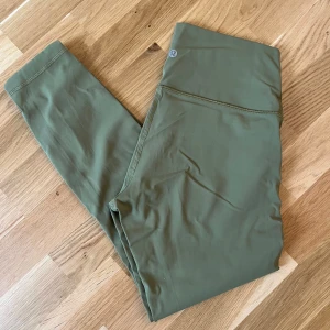 Oliv gröna tights från Lululemon - Jätte bekväma och snygga tights från lululeom i storlek M (usa 8). Bra skick, säljer för att de är för stora för mig. Orignal pris 1 200kr.