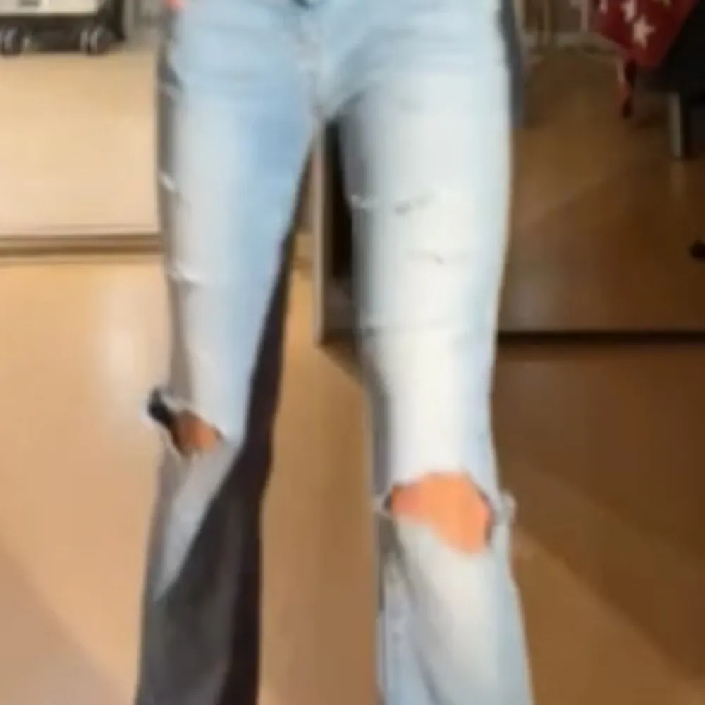 Säljer ett par ljusblå bootcut jeans i storlek 152. De har en cool slitning på knäna och en klassisk femficksdesign. Perfekta för en avslappnad stil med en touch av edge. Passar bra till både vardag och fest!. Jeans & Byxor.