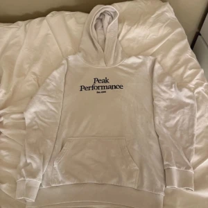 Peak performance  - Vit Peak performance hoodie, den har några små fläckar har inte testat att få bort dom så d kan gå. Barn strl 14 år