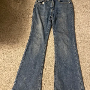 Blå bootcut jeans från Shein - Säljer ett par snygga blå bootcut jeans från Shein i storlek Petite XS. De har en klassisk femficksdesign med knappar bak och en bekväm passform. Perfekta för både vardag och fest! 🦋