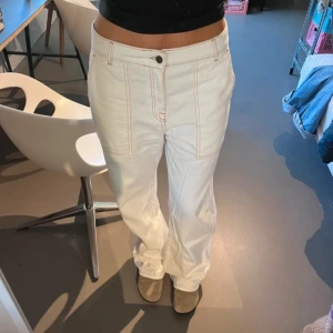 Vita oversized jeans - Supersnygga vita oversized jeans - W29 men uppskattar storleken till M ungefär. Kommer från Denim Hunter och nypris är kring 900!