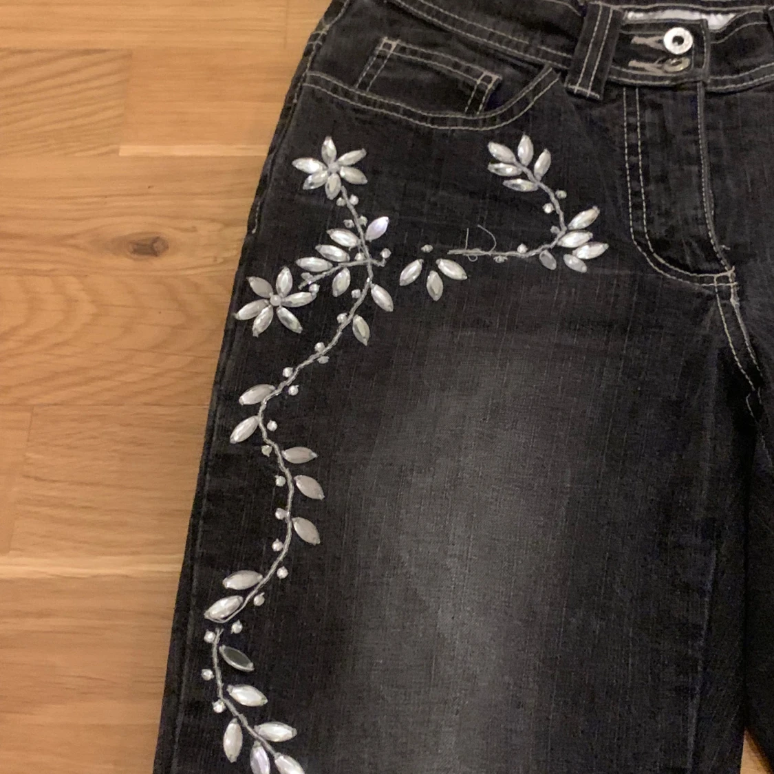 Svart/grå utsvängda byxor  - 90