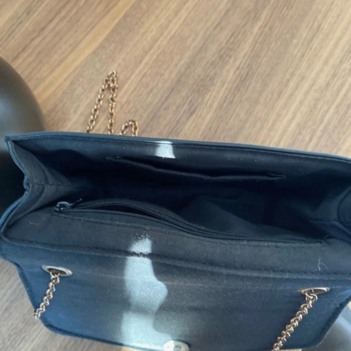 Svart axelväska med kedja - 93