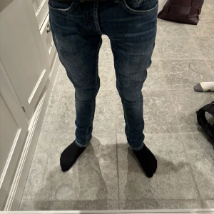 Dondup jeans - Säljer ett par sköna dondup jeans storlek W28, jeansen är i väldigt bra skick, skriv vid intresse eller frågor. Pris kan diskuteras🤩    Killen på bilden är 168cm