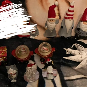 Jul saker - Tåget har har ett hjul som är trasigt men syns inte om man ställer den åt rätt sida som på bild. Allt annat ska vara i bra skick men kan ha jätte små repor bara som inte syns mycket. 100kr för allt eller separata priser privat! Och mer bilder privat!