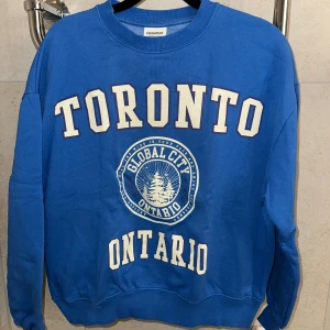 Sweatshirt Pull&Bear - Säljer den här blå sweatshirten från Pull&Bear som tyvärr aldrig kommit till användning, perfekt nu i höst! Helt ny men tyvärr bortklippt prislapp 