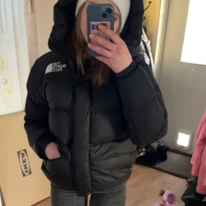  The North Face jacka  - Säljer en jacka från The North Face i mycket bra skick. Köpt för ca 2år sedan men knappt använd en vinter. Storlek S men lite rymligare så passar säkert M också🥳