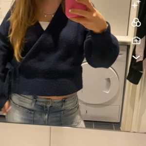 Marinblå omlott kofta  - Kikar om någon är intresserad av att köpa denna omlott kofta i marinblå från & Other Stories. Hör av er innan köp. Kan tänka mig byta till storlek M i samma tröja. 