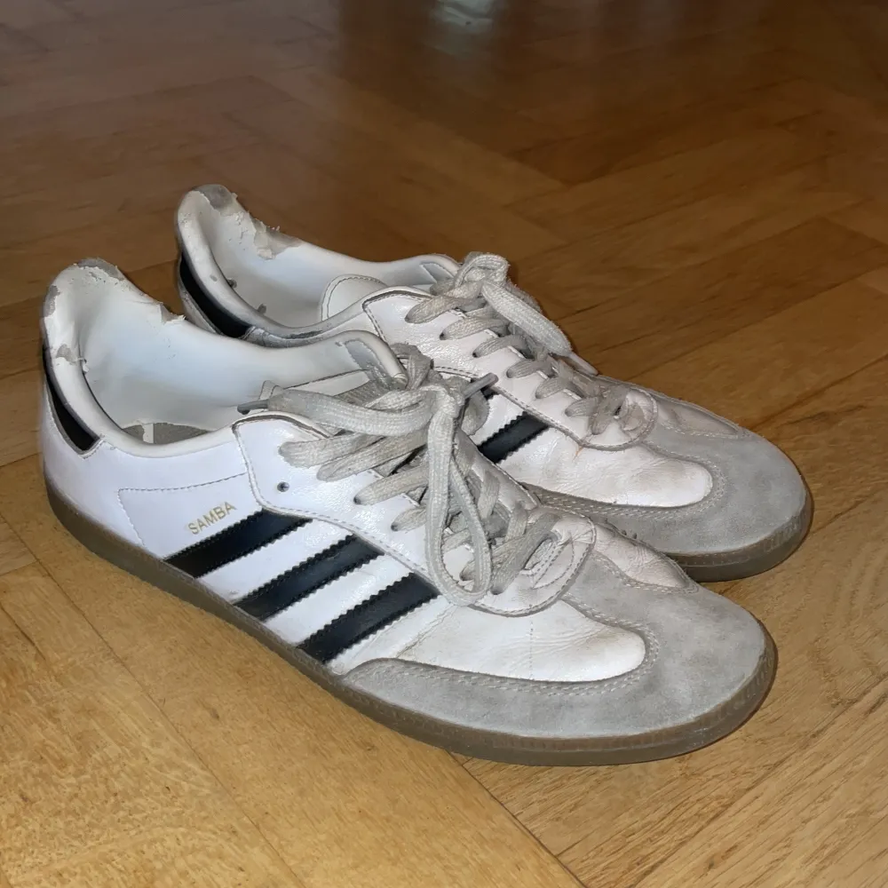 Adidas samba i storlek 44. Har inte använt dom på ett tag, kan behöva lite ny kärlek och kanske en tvätt 😄. . Skor.