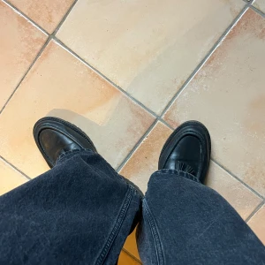 Tassle loafers walk london - Snygga svarta loafers från walk london med skön tassle på ovansidan. Hands down dom skönaste loafers jag någonsin ägd, mjukt läder som är snällt mot foten. Perfekta för både vardag och fest. De har en robust sula som ger bra grepp. Skorna är i nyskick och passar till många olika outfits. 