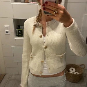 Stickad kofta  - Så fin stickad kofta med knappar från zara. Mycket bra skick men lite nopprig på vissa ställen. Storlek S.🥰🥰