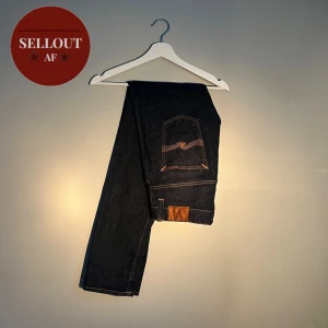 Nudie jeans - Snygga mörkblå jeans från nudie. Dessa är i modellen thin finn och jag skulle säga att de är i storlek 29/31. De passar inte mig så jag har ingen bild på men titta på annonsen innan om ni vill se passformen. Det är samma modell 