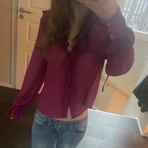 Rosa blus  - Säljer denhär jättesnygga blusen från Kappahl då den inte kommer till användning längre. Storleken är M men sitter som S. Den har en liten fläck men den märks inte på. 💕💕