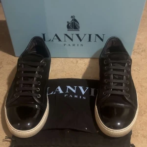 Svarta sneakers från Lanvin - Säljer ett par tvär feta lanvins i strl uk6 som är typ 40-41 i Sverige! Dom passar dock större storlekar, nyskick allt og medföljer!