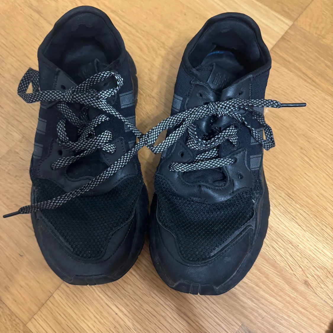 Svarta sneakers med snörning - 90