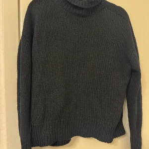 Svart stickad tröja - Säljer en mysig svart stickad tröja i ok skick, överlag är den i bra skick men som bild 2 visar har stickningen gått upp lite, går snabbt att rädda om man syr