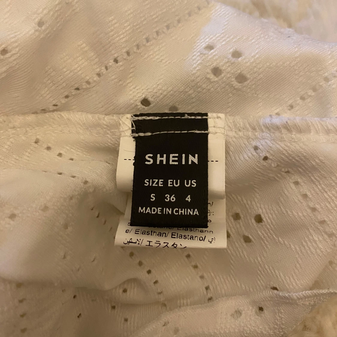 Vit blus med volangdetaljer - 91