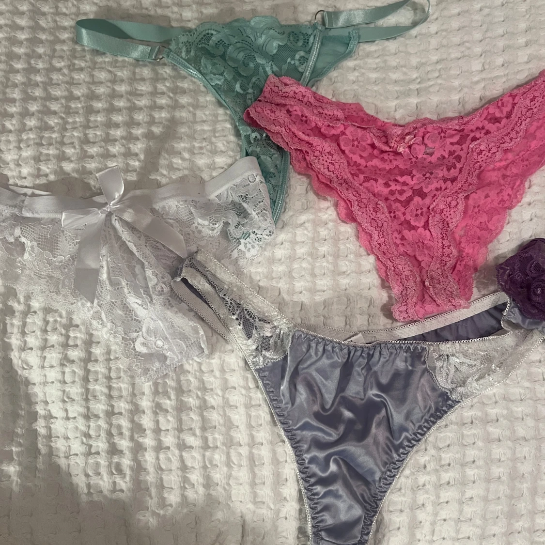 Färgglada spetsunderkläder i olika stilar - 90