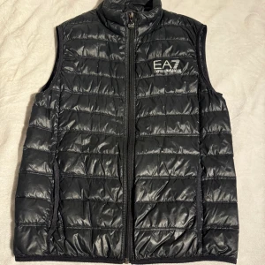 EA7 Väst (Emporio Armani) - Armani väst Köpt på Johnells i Örebro Skick 9/10 Inga fel eller hål