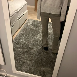Grå bootcut jeans - Säljer ett par grå bootcut jeans i bra skick. De är low waist och är från gina tricot💕💕