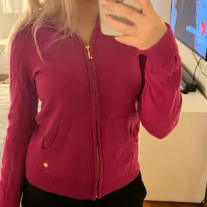 en rosa kofta från juicy couture i delvis kashmir och gulddetalje. mycket fint skick. står storlek xl men är en s